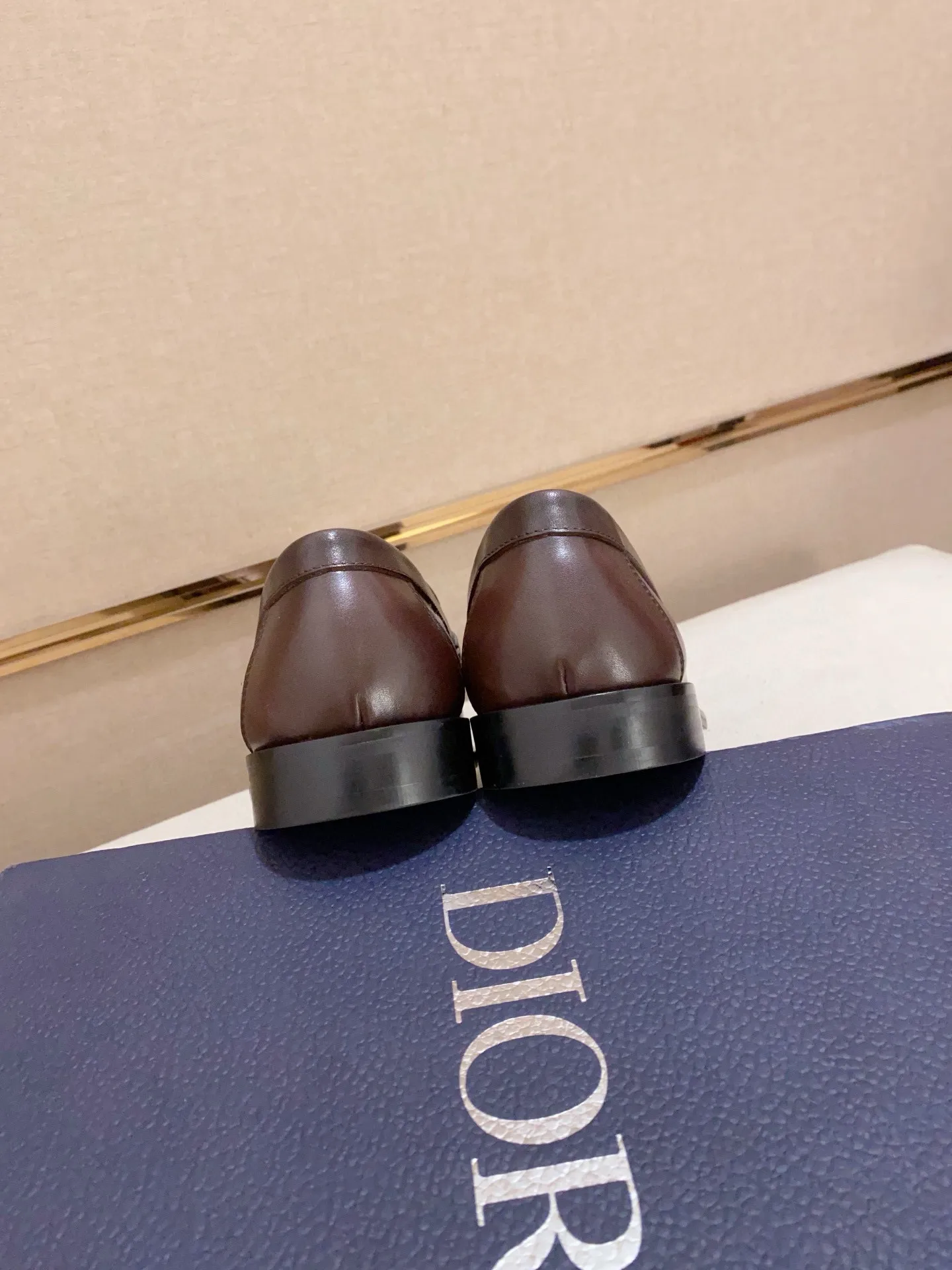 Factory price: 270 men's shoes 💰 High-end version of Dior Dior's new series. Famous actors and Internet celebrities wear super popular designs. They are designed with the sculptures of French artist Niki de Saint Phalle as rings. Material: Imported original material ➕Painted cowhide Foot pads: cowhide Outsole: Rubber outsole Men's shoe size: 38~44 Can be customized to size 45